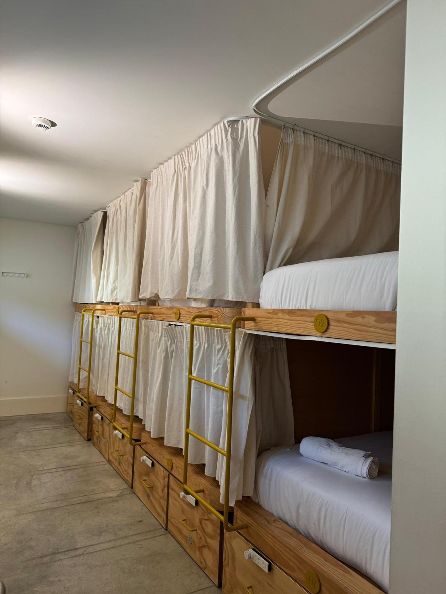 Surf & Sea Suites Parede Kültér fotó